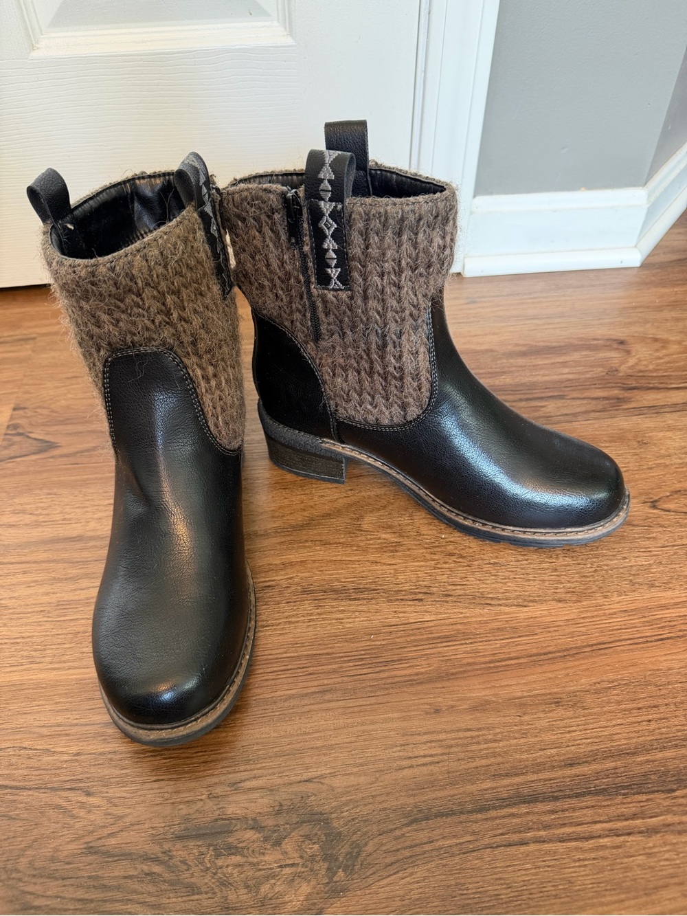 Muk Luks Black Leather Ankle Boots with Brown Knit Cuff. Size 9.5